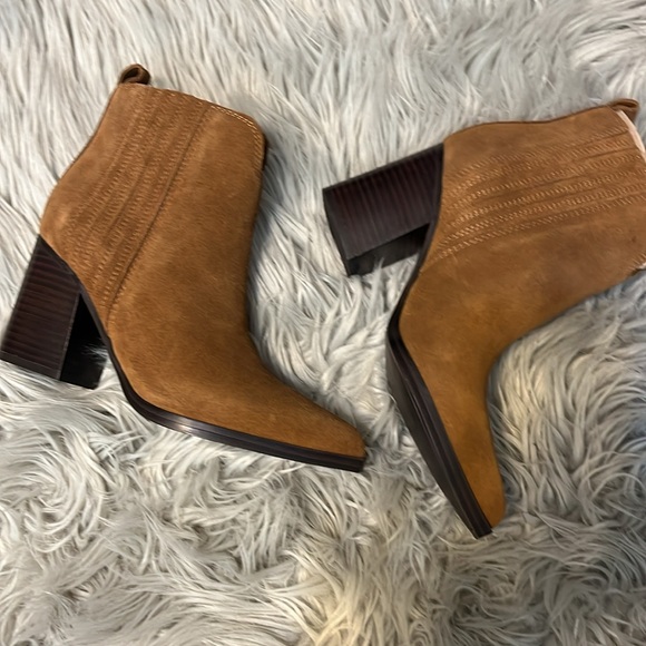 New without box Marc Fisher brown suede booties 6.5 - Picture 3 of 8